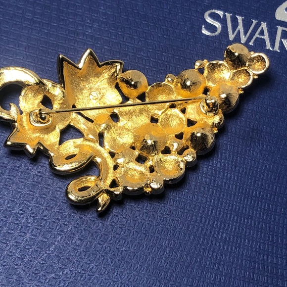 *Swarovski large Flower Brooch Pin - Picture 6 of 9